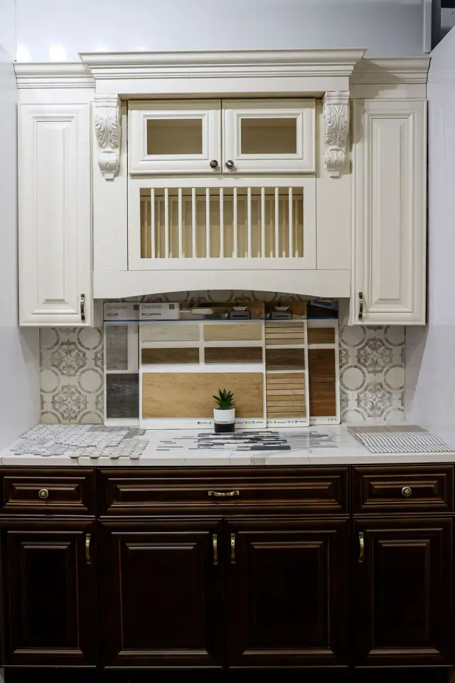 White hutch display above dark base cabinets and backsplash