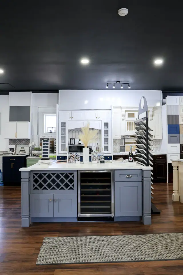 White island display with decorative lattice end panel