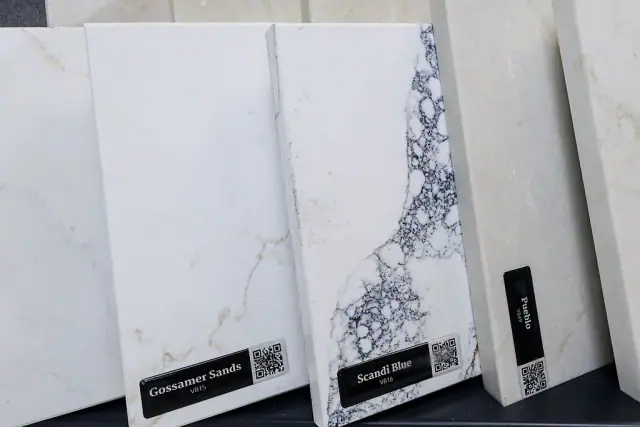 White and veined slab samples leaning against a wall